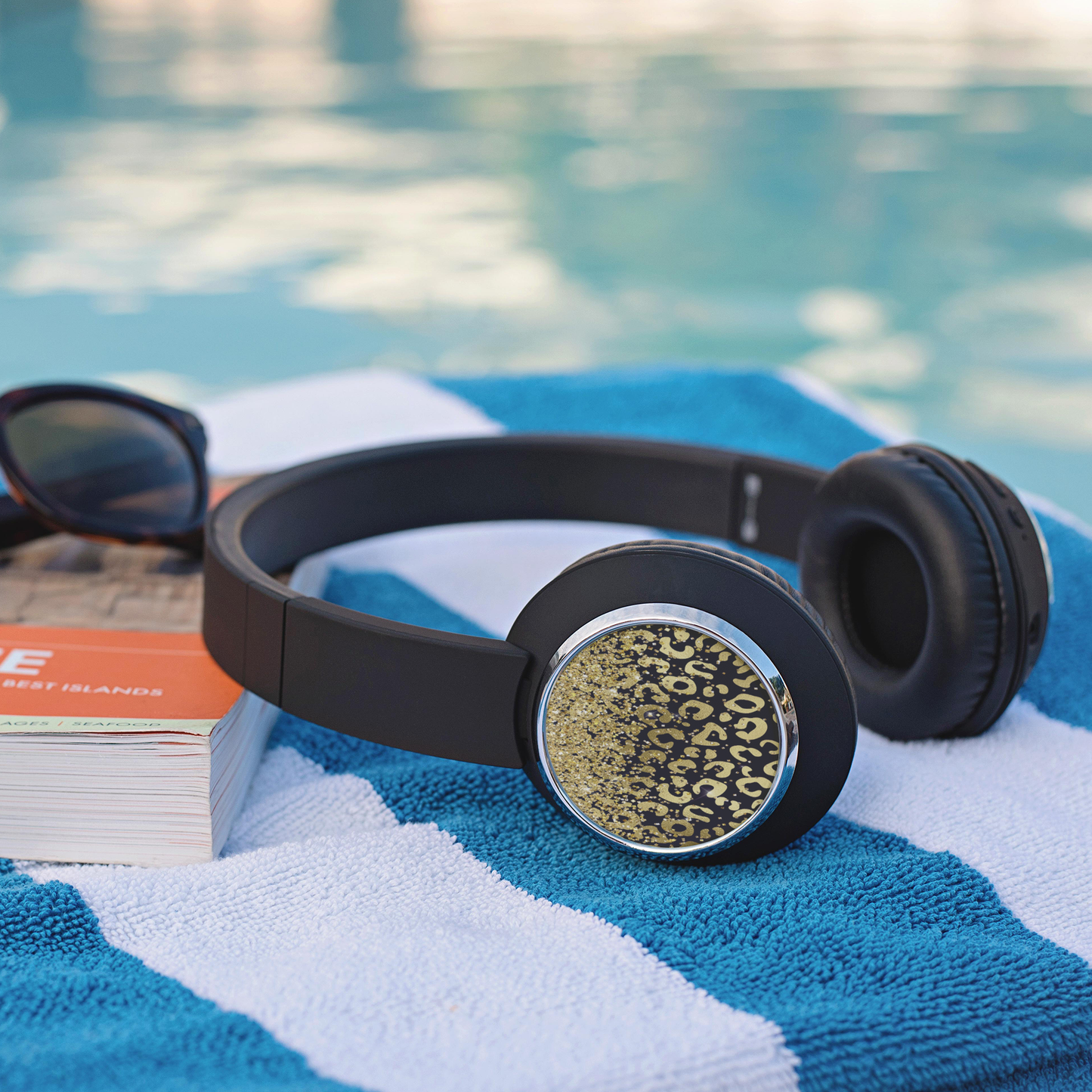 GOLDEN_GLITTER_LEOPARD_Lifestyle_Mockup.png