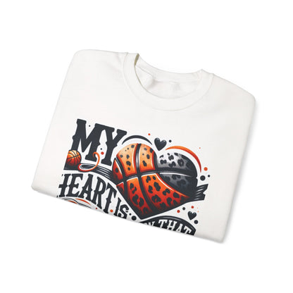 My heart is on that court - 🩷 Crewneck Sweatshirt