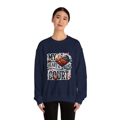 My heart is on that court - 🩷 Crewneck Sweatshirt