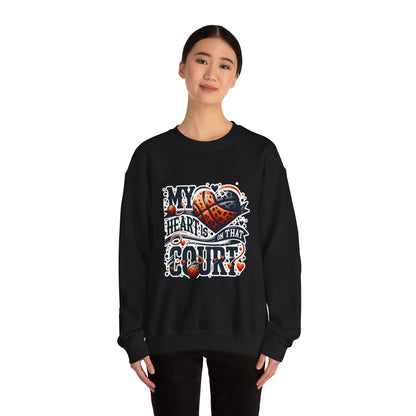 My heart is on that court - 🩷 Crewneck Sweatshirt