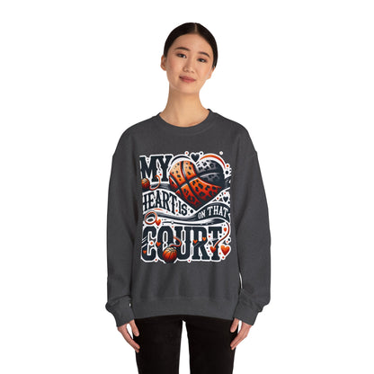 My heart is on that court - 🩷 Crewneck Sweatshirt
