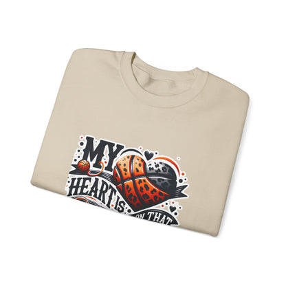 My heart is on that court - 🩷 Crewneck Sweatshirt