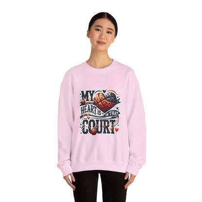 My heart is on that court - 🩷 Crewneck Sweatshirt