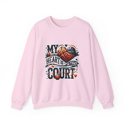 My heart is on that court - 🩷 Crewneck Sweatshirt
