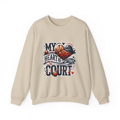 My heart is on that court - 🩷 Crewneck Sweatshirt