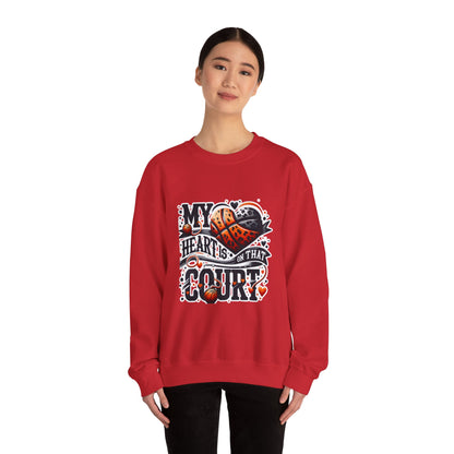 My heart is on that court - 🩷 Crewneck Sweatshirt