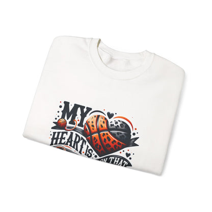 My heart is on that court - 🩷 Crewneck Sweatshirt