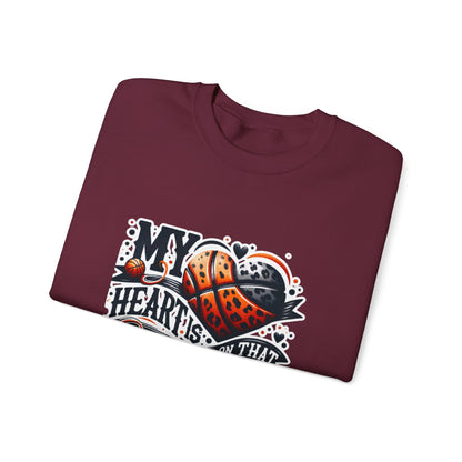 My heart is on that court - 🩷 Crewneck Sweatshirt