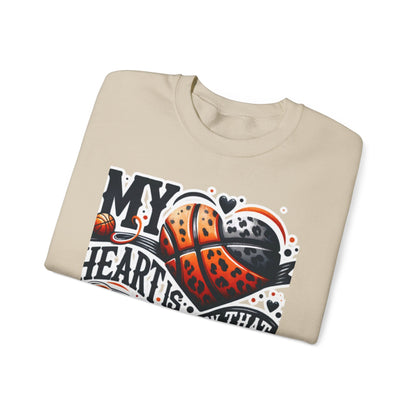 My heart is on that court - 🩷 Crewneck Sweatshirt