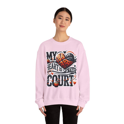 My heart is on that court - 🩷 Crewneck Sweatshirt