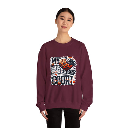 My heart is on that court - 🩷 Crewneck Sweatshirt