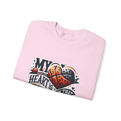 My heart is on that court - 🩷 Crewneck Sweatshirt