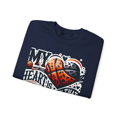 My heart is on that court - 🩷 Crewneck Sweatshirt