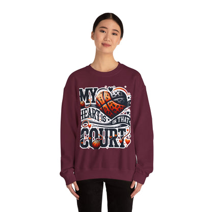 My heart is on that court - 🩷 Crewneck Sweatshirt