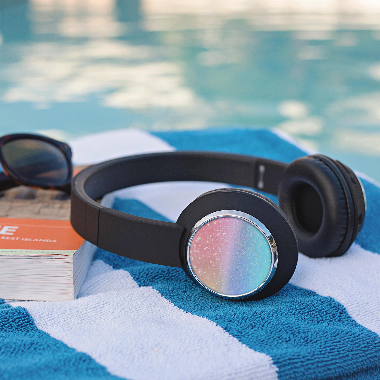GLITTER_SAND_HEADPHONES_Lifestyle_Mockup.png